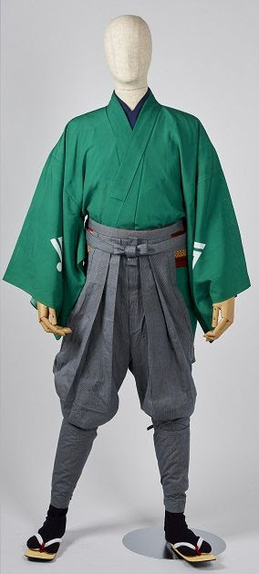 大相撲での取組の際に競技の進行を行う呼出の衣装