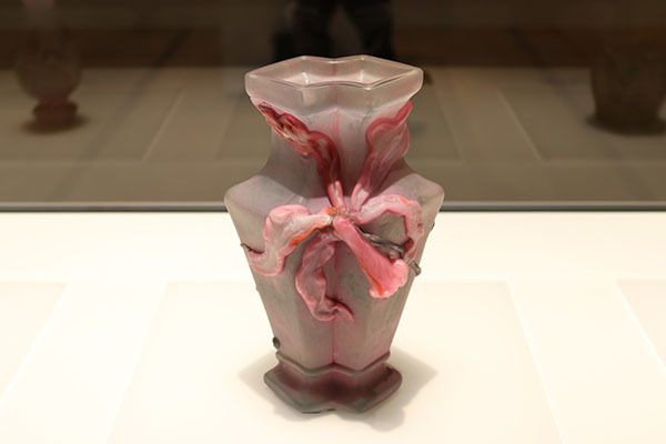 《蘭文八角扁壺》（1900年頃、北澤美術館蔵）　表は大きく花開いた蘭の装飾が施されている。