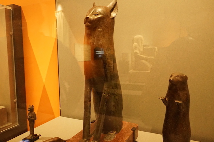 左：《バステト女神の像》、中央：《猫の像》、右：《イクニューモン》（すべて紀元前722年〜332年頃）