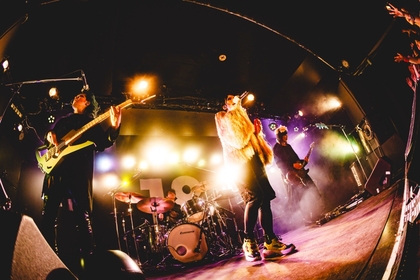 cali≠gari　MCなし、ソリッドなパフォーマンスのみで勝負した『TOUR 18』の口火を切る東京2デイズ2日目公演レポート