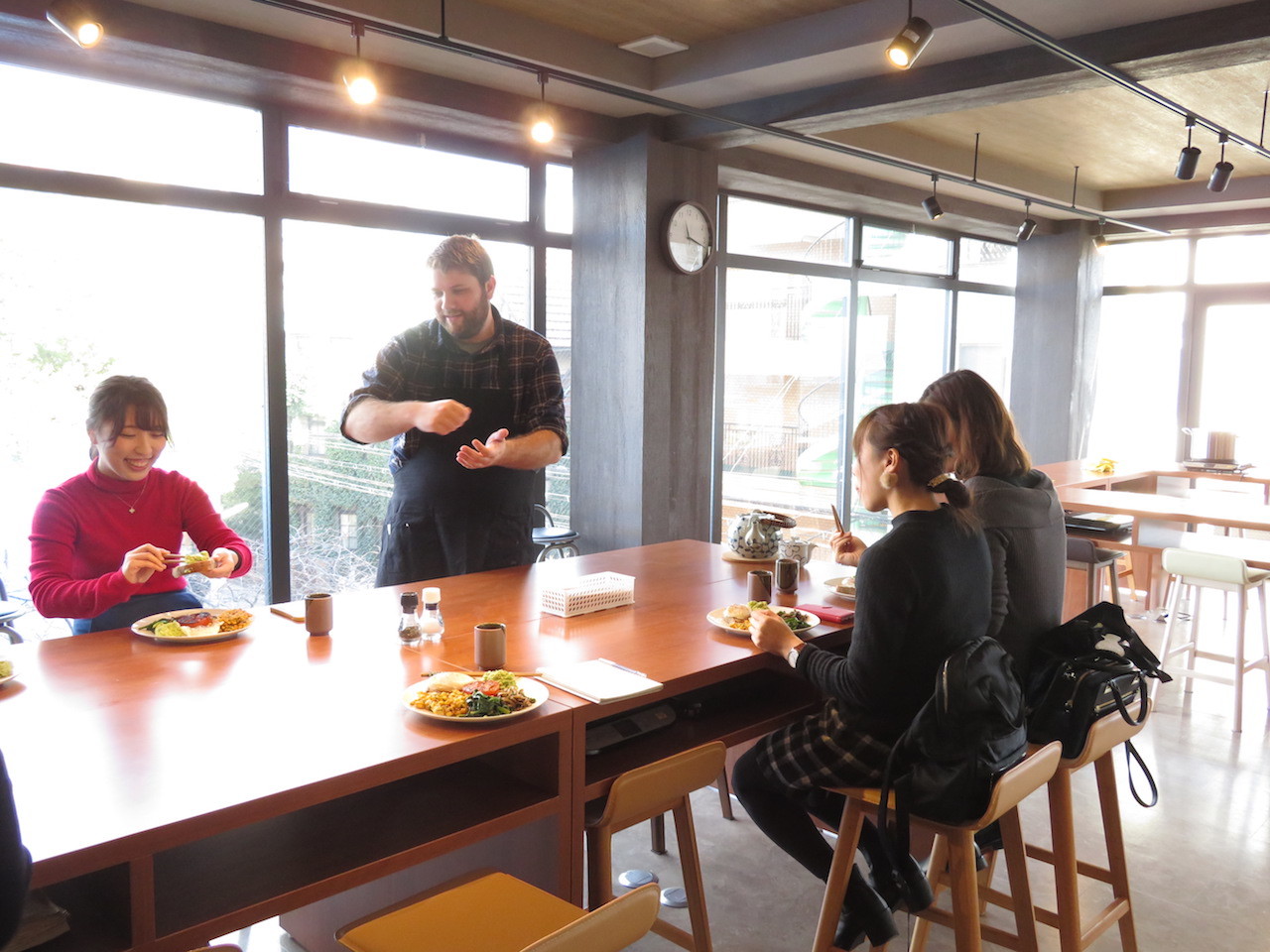 テーブルを囲み、出来上がった「カフェブランチ」をみんなでいただく。マットとの会話もぐんと弾んだ