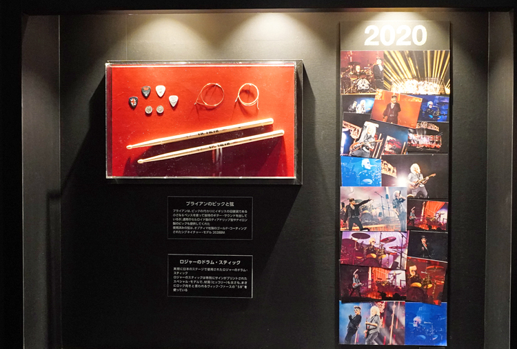 7階の「イマージョン シアター」入口。ブライアンが使ったピックや弦、ロジャーが使ったドラムスティックなどを見ることができる。ロジャーのドラムスティックは、日本公演の際に実際に使用されたもの。