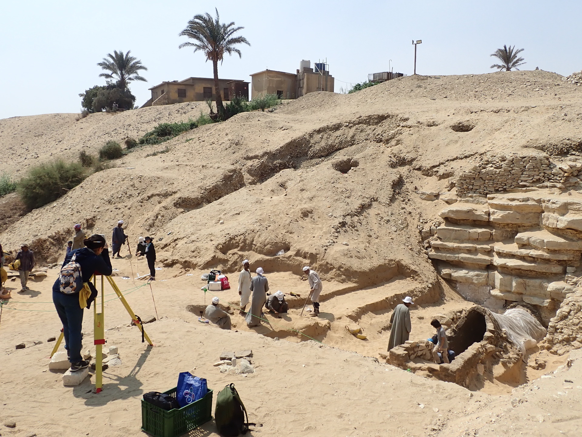 サッカラ遺跡、カタコンベ前での発掘調査 (c)North Saqqara Project