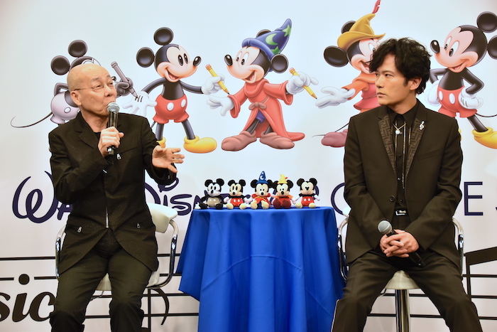 『ウォルト・ディズニー・アーカイブス コンサート』の案内人を務める稲垣吾郎（右）と、音楽監修・ピアノ演奏を担当する島健