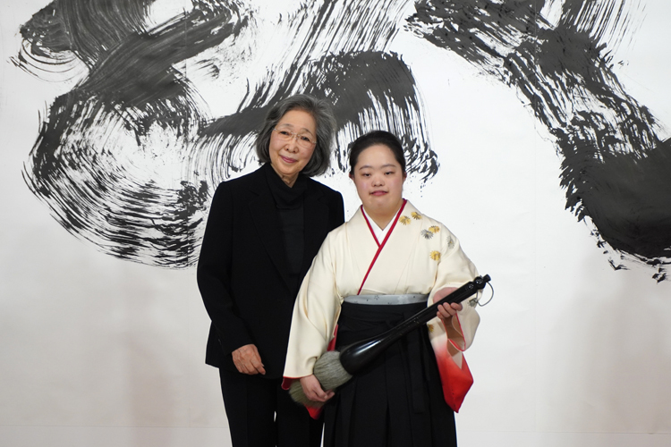書家 金澤翔子展『つきのひかり』 発表会に登壇した金澤翔子（右）と母・泰子（左）。