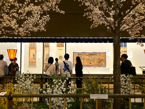 桜越しに遊女を描いた作品を見ると、まるで吉原の花魁道中を目の当たりにしたよう