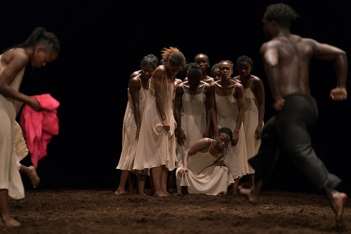ピナ・バウシュ「春の祭典」舞台写真  Photo Maarten Vanden Abeele　©Pina Bausch Foundation