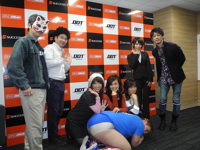 左からでいしろう先生、鶴見亜門GM、ナオちゃん、ノンコ、ワカナン、コスプレイヤーの成賀くるみさん、松田P、そしてひれ伏す男色ディーノ選手