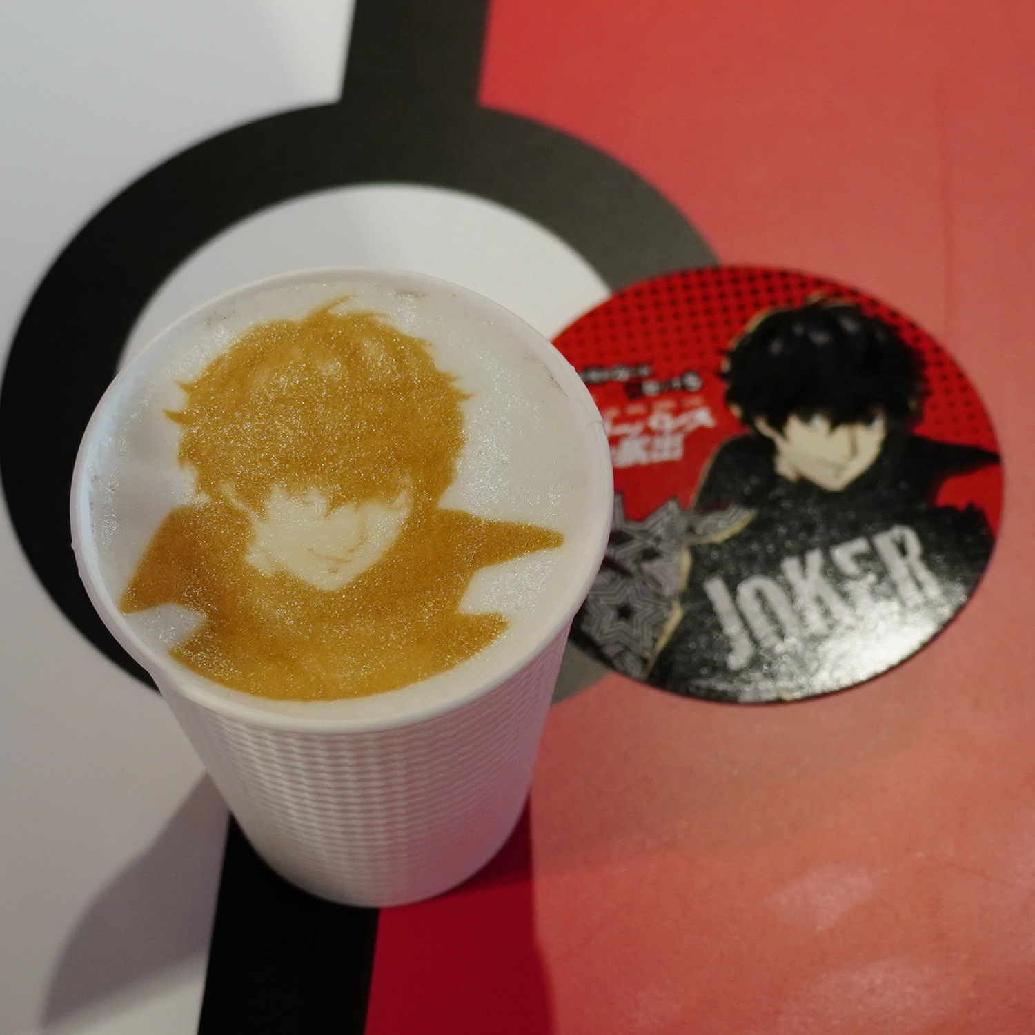 カフェ・ラテ・アート～ペルソナ5～(全5種・各500円＋税。ラテ・アートの絵柄は選択可能。特典コースターはランダム配布) (C)ATLUS (C)SEGA All rights reserved.(C)SCRAP