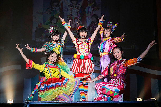 ももいろクローバーZ「佐々木彩夏演出 ももクロ親子祭り2015」の様子。（Photo by HAJIME KAMIIISAKA+Z）