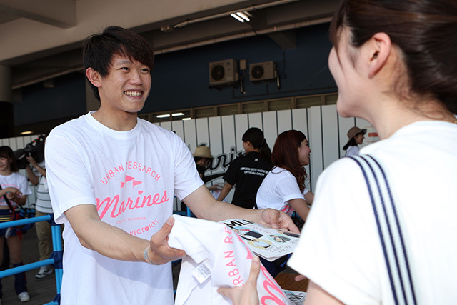 選手に直接サインしてもらえる「ユニフォームサイン会」