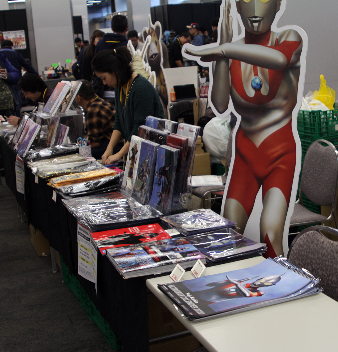 カレンダーやポスターなど紙関係の販売ブースも