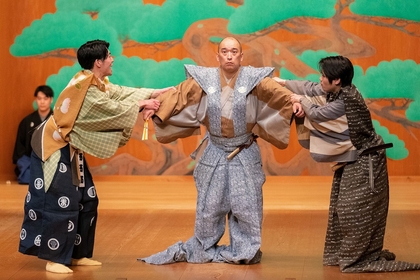 野村万之丞が主宰、若者・初心者でも気軽に楽しめる『ふらっと狂言会♭4』が開催　ロビーに狂言の道具と装束を用いたフォトスポットを設置