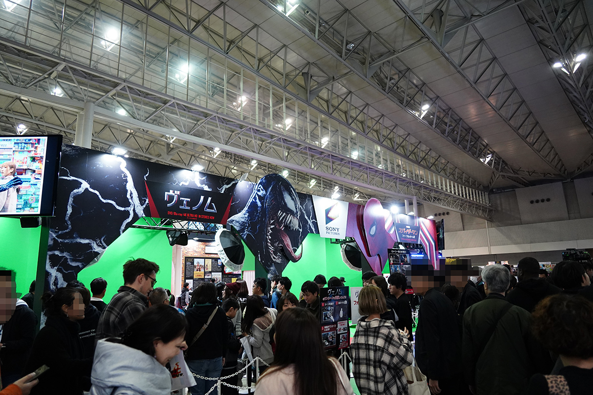 ヴェノムやスパイダーマンと記念写真を撮れるサービスも 写真：斉藤直樹