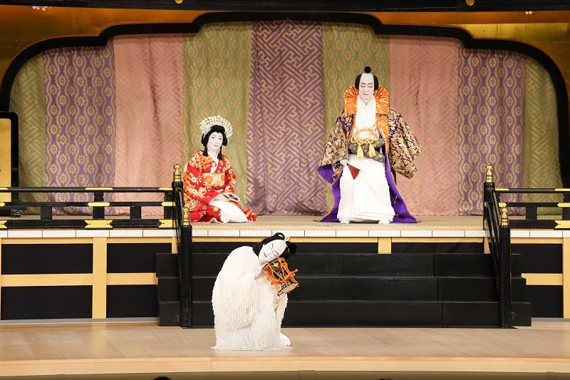 第三部『義経千本桜』「川連法眼館」（前）忠信実は源九郎狐＝尾上右近、（後）（左より）静御前＝中村米吉、源九郎判官義経＝中村梅玉 ／(C)松竹