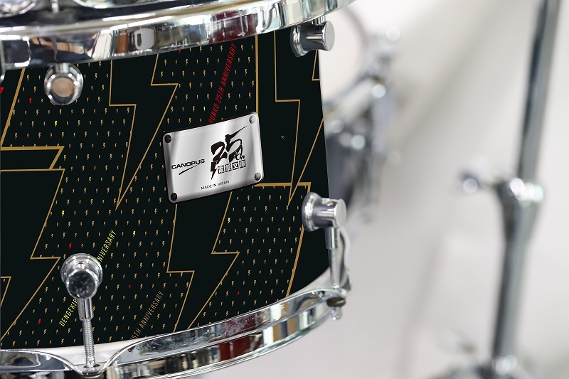ドラムのボディにはロゴが飾られている