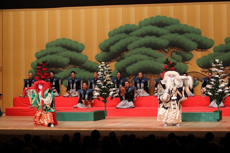 『連獅子』左より、中村虎之介、中村扇雀
