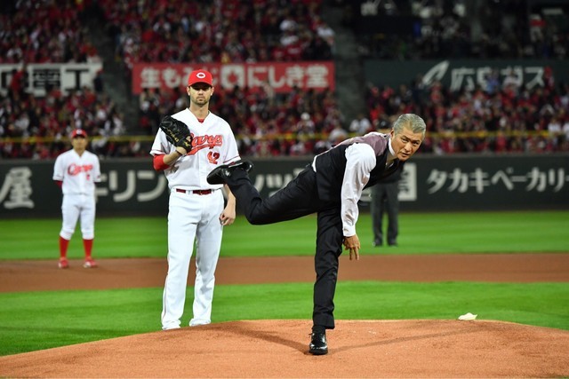 力強い投球を見せた吉川晃司（右）と、それを見守る広島カープのK. ジョンソン投手（左）。(c)TBS