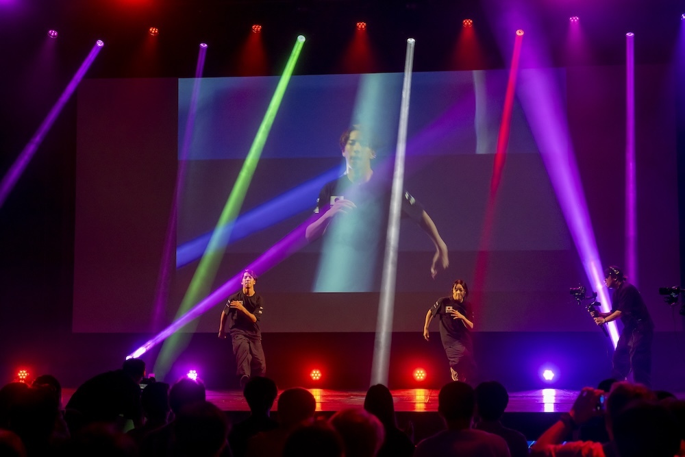 サプライズのダンスパフォーマンス