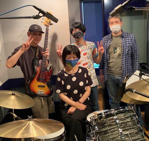 小林泉美Band　参加ミュージシャン　写真左から、 ミト（ベース） あらきゆうこ（ドラム） 福田真一朗（ギター） 佐藤洋介（エンジニア）