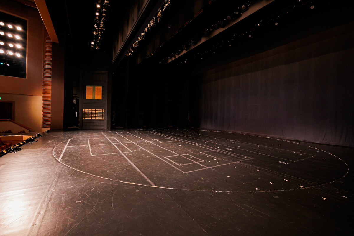 桧舞台の上にリノリウムが敷かれることも。大きな盆で歌舞伎からミュージカルまで対応できる。