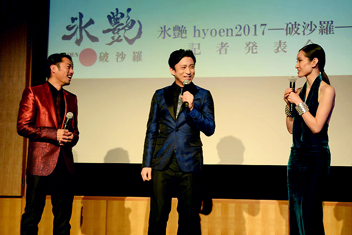 左から髙橋大輔、市川染五郎、荒川静香
