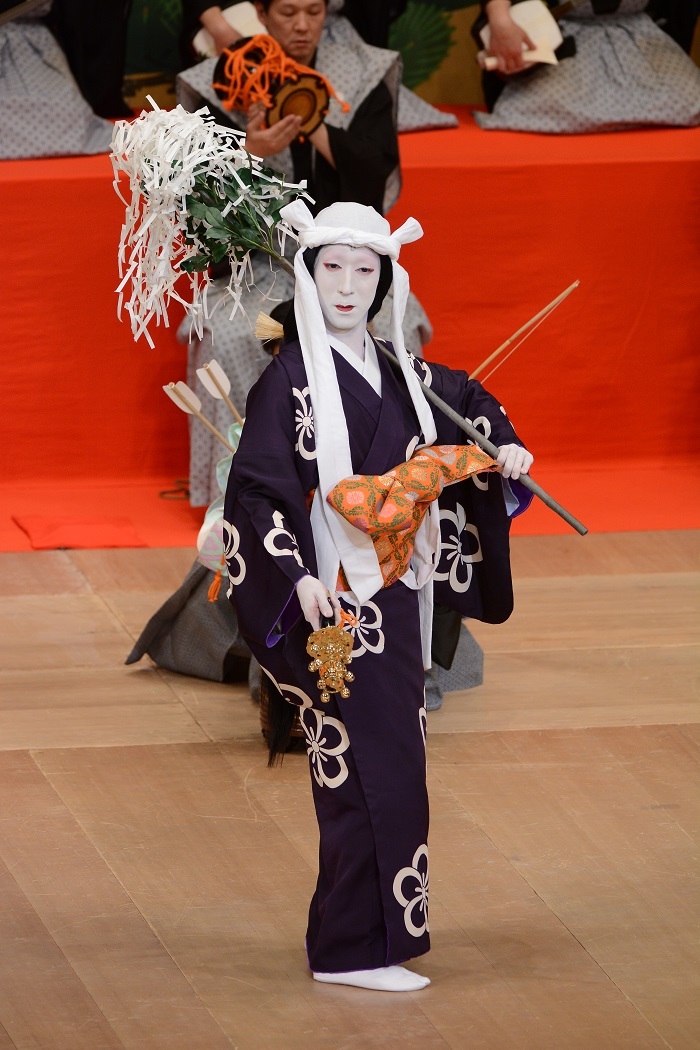 『土蜘』巫子榊=中村梅枝（H27.12南座）