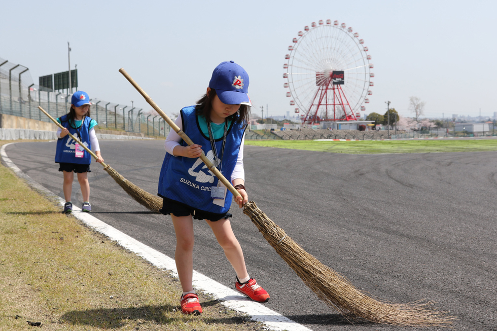 実況アナ体験も！『2023 NGKスパークプラグ 鈴鹿2&4レース』で職業体験