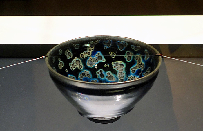 国宝 曜変天目 稲葉天目 東京・静嘉堂文庫美術館蔵（展示期間：4月11日～5月7日）