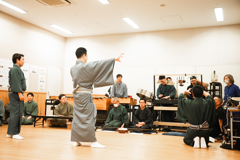 音を再現する菊之助（中央）