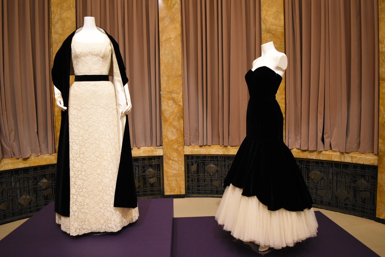 左：クリスチャン・ディオール　《イヴニング・ドレス》　c.1952年　右：クリストバル・バレンシアガ　《イヴニング・ドレス》　1951年