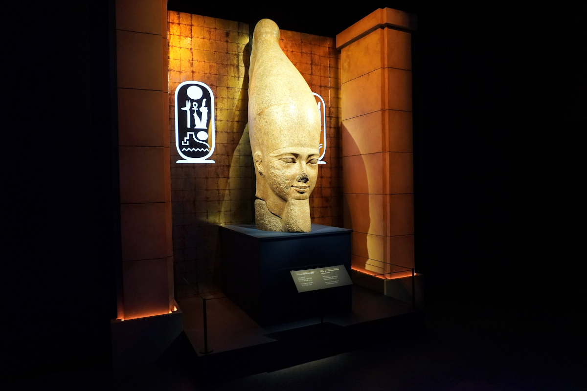 会場風景　《ラムセス2世の巨像の頭部》　新王国時代　第19王朝　エジプト博物館