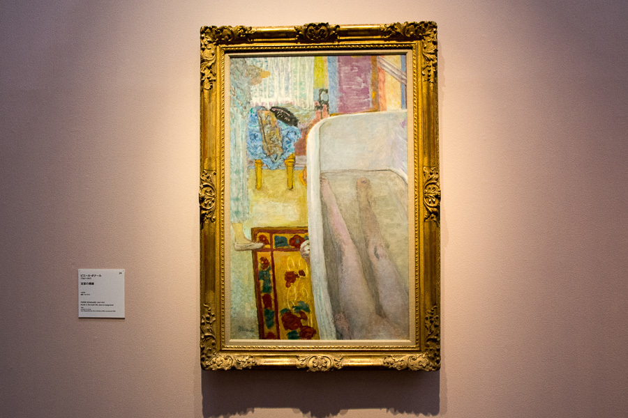 縦長のカンバスを縦に分断するようにバスタブが描かれている。ピエール・ボナール『浴室の裸婦 』1925年