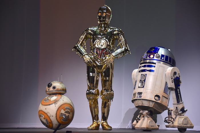BB-8、C-3PO、R2-D2（左から）