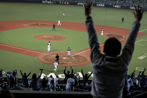 まさかのサヨナラ勝ちに、会場のファンは総立ちに！