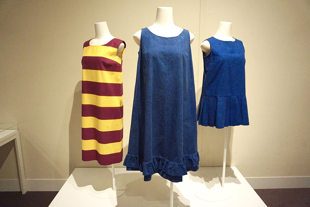 （中央）ドレス《ヘイルヘルマ》1959年、ファブリック《ナスティ》1957年、服飾・図案デザイン：ヴォッコ・ヌルメスニエミ / 写真右2つがジャクリーン・ケネディが所有したもの