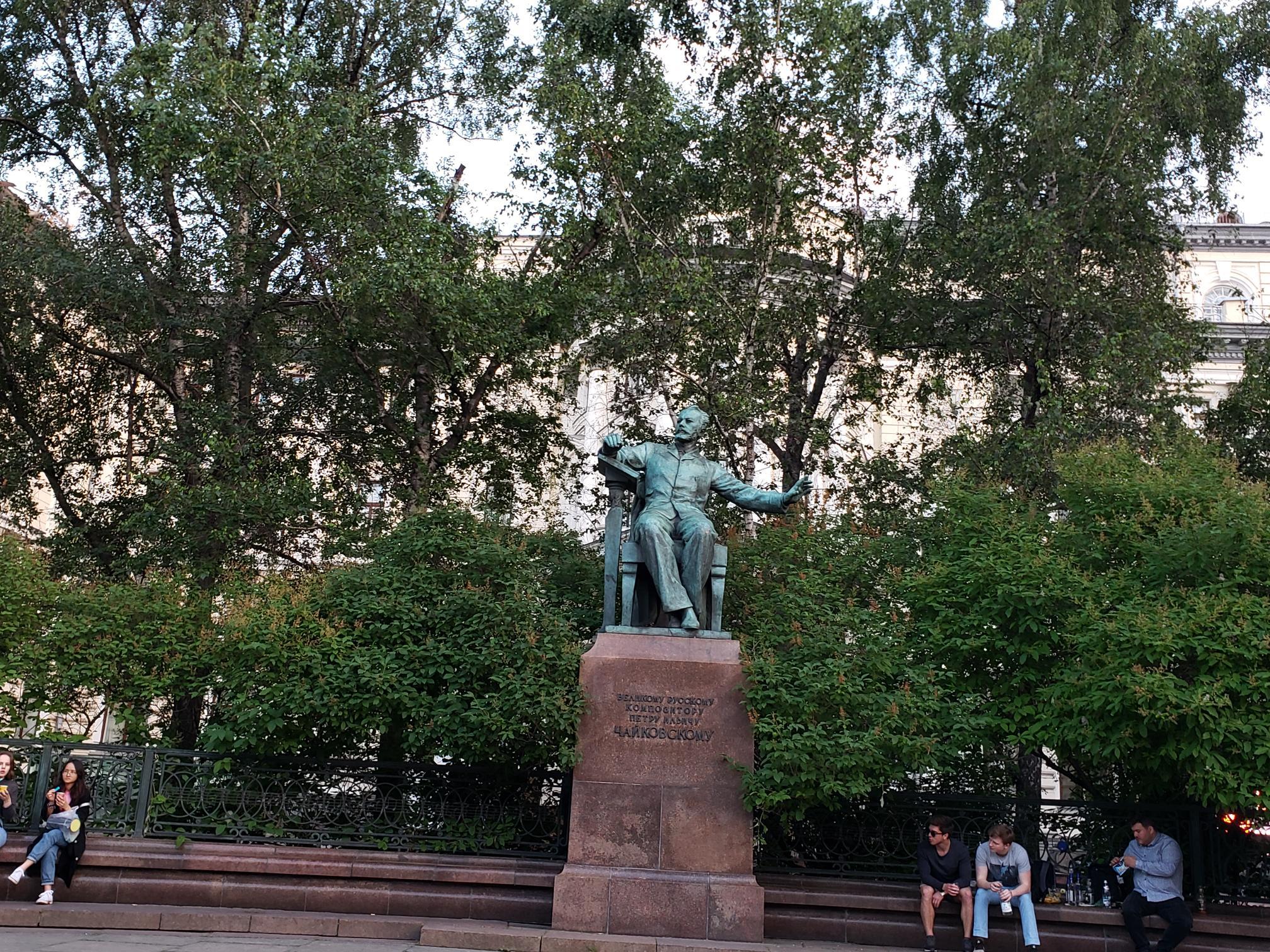 モスクワ音楽学院前のチャイコフスキー像