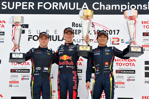 第5戦のオートポリスで表彰台に立った3人（左から2位のフェリックス・ローゼンクヴィスト、2連勝のピエール・ガスリー、今季初入賞を果たした大嶋和也）