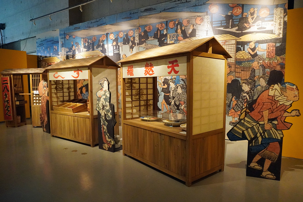 江戸時代の屋台の再現空間。すしや天ぷら、そばなど、現代でも馴染み深い料理が。
