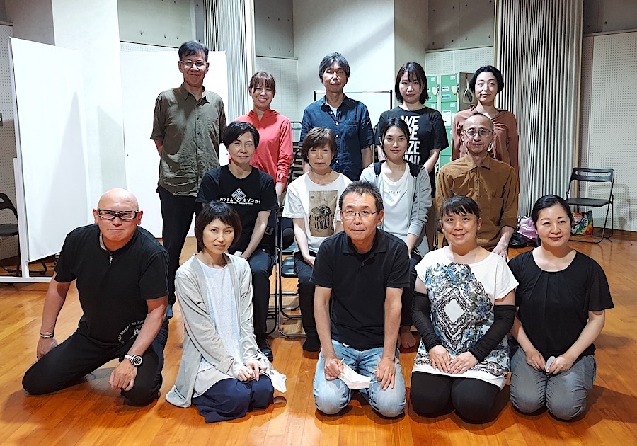 出演者一同と演出家。前列左から・山口純、春田琴美、演出の加藤智宏、市岡貴子、 杉浦陽子　中列左から・神来社亘、江上定子、宮田頌子、川合ケン　後列左から・水谷正、岩田千鶴、喜蓮川不良、佐治みかこ、杏珠有