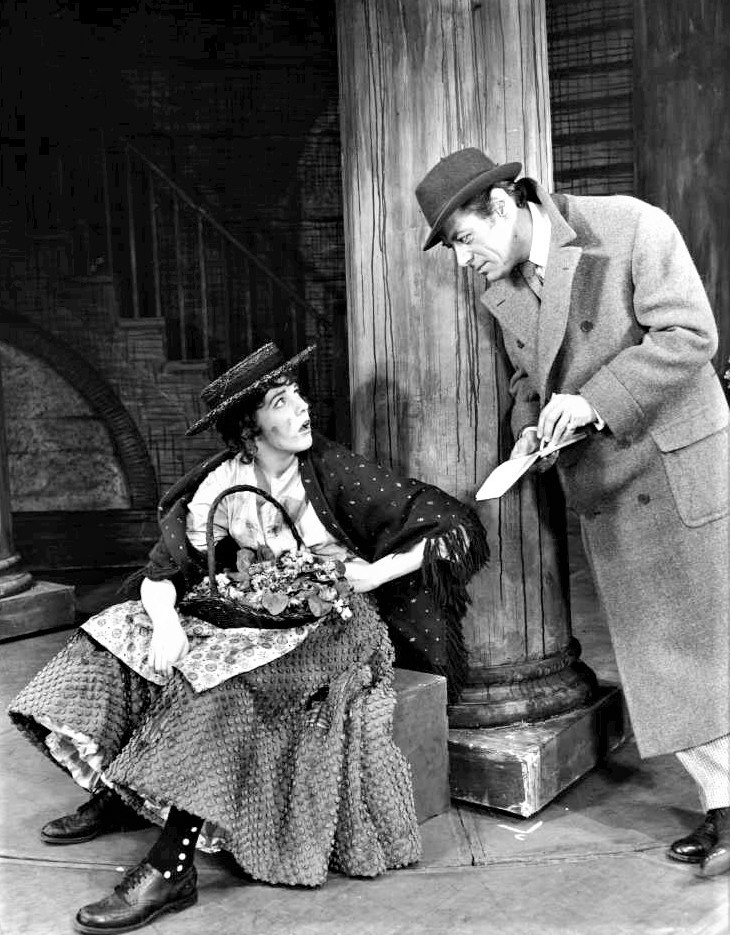 『マイ・フェア・レディ』ブロードウェイ初演（1956年）より、イライザ役のジュリー・アンドリュース（左）とヒギンズ教授のレックス・ハリスン