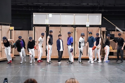 演者の身体性を活かした演出も「ルーキーチーム」の魅力　舞台『Take Me Out』2025の稽古場写真＆レポートが公開