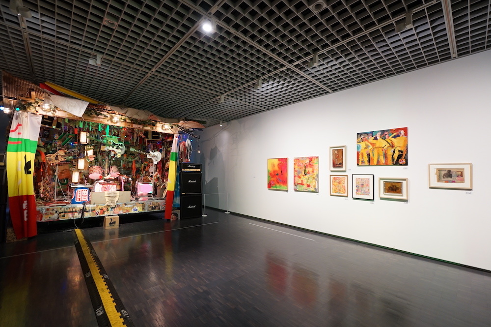 展示風景 左：《ダブ平＆ニューシャネル》（1999年）公益財団法人 福武財団