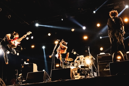 MONOEYES『RUSH BALL 2025』クイックレポートーー童心と衝動を爆発させて、まだまだ舞い上がる4人の姿「愛情と尊敬と仲間意識を持って好きなようにやってください」
