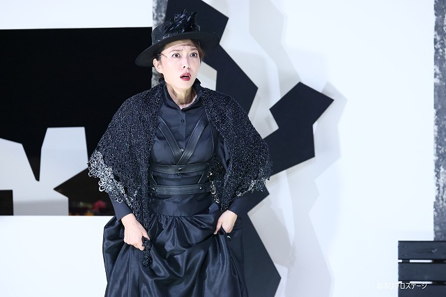 母親：安蘭けい 　撮影：宮川舞子、サギサカユウマ