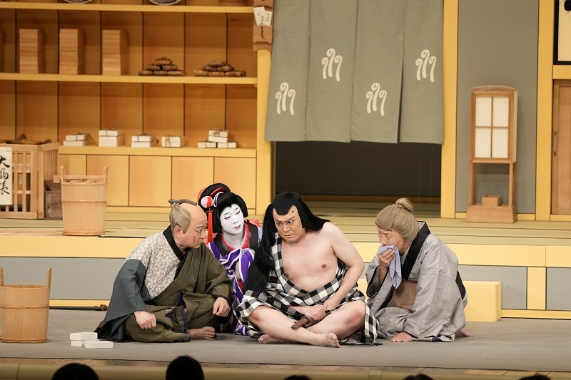 第二部『義経千本桜』「すし屋」（左より）鮓屋弥左衛門=市村橘太郎、娘お里=尾上左近、いがみの権太=尾上松緑、弥左衛門女房おくら=市川齊入 ／(C)松竹