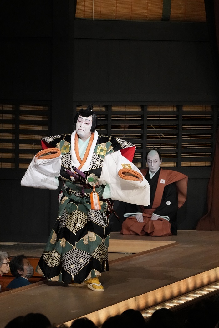 昼の部『毛抜』（手前）粂寺弾正=市川男女蔵、（奥）後見=市川團十郎 ／(C)松竹