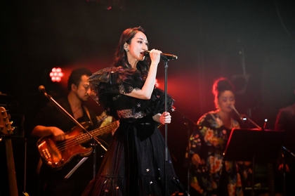 Ms.OOJA、歌謡曲カバーアルバム『流しのOOJA 2』より松田聖子「瑠璃色の地球」のカバー配信がスタート、ライブ・ミュージックビデオも公開