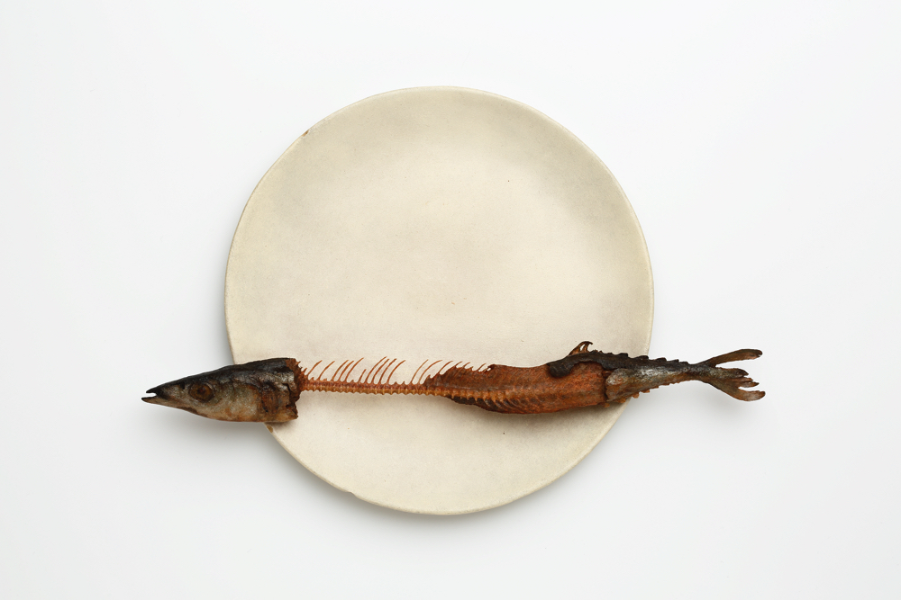 【木彫】前原冬樹 《一刻：皿に秋刀魚》 2014年 