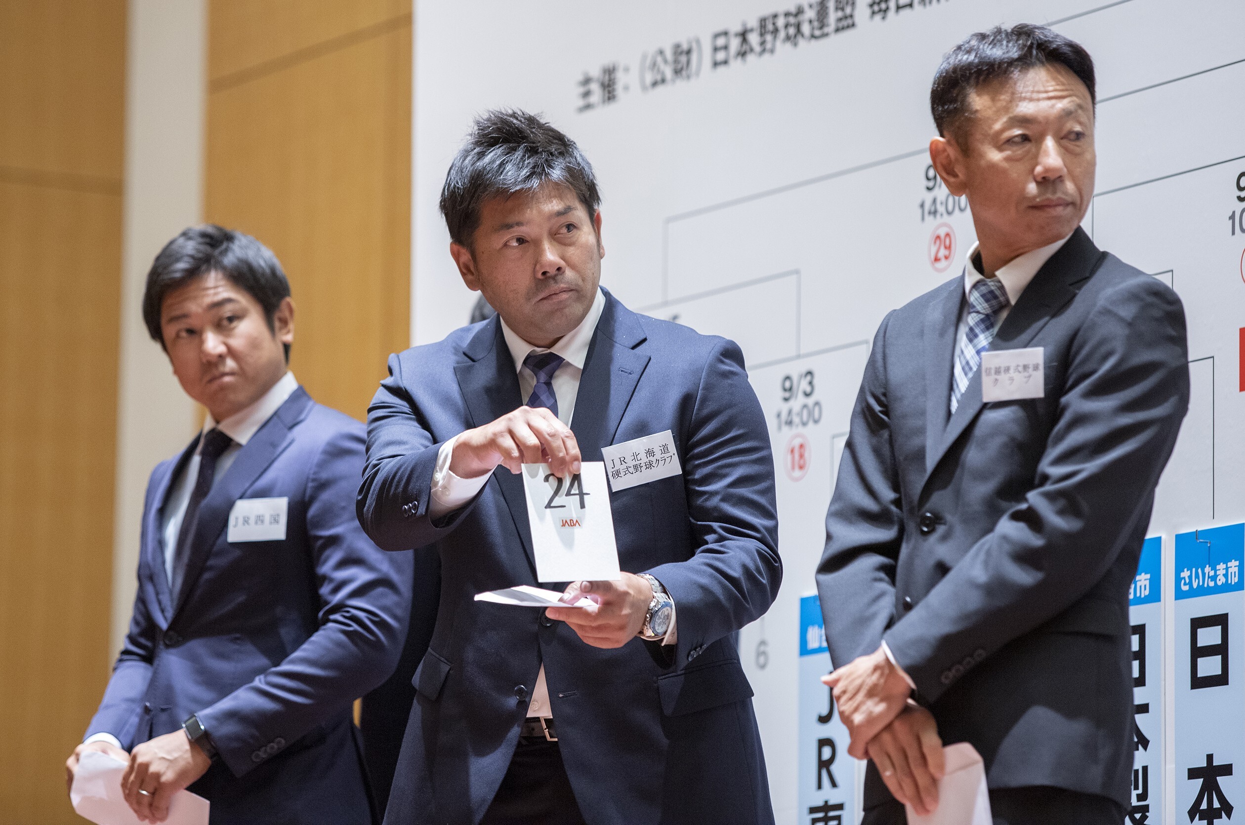 最後は3チームがステージ中央に並んで本抽選封筒を開けた。 ©︎さいとうりょうこ